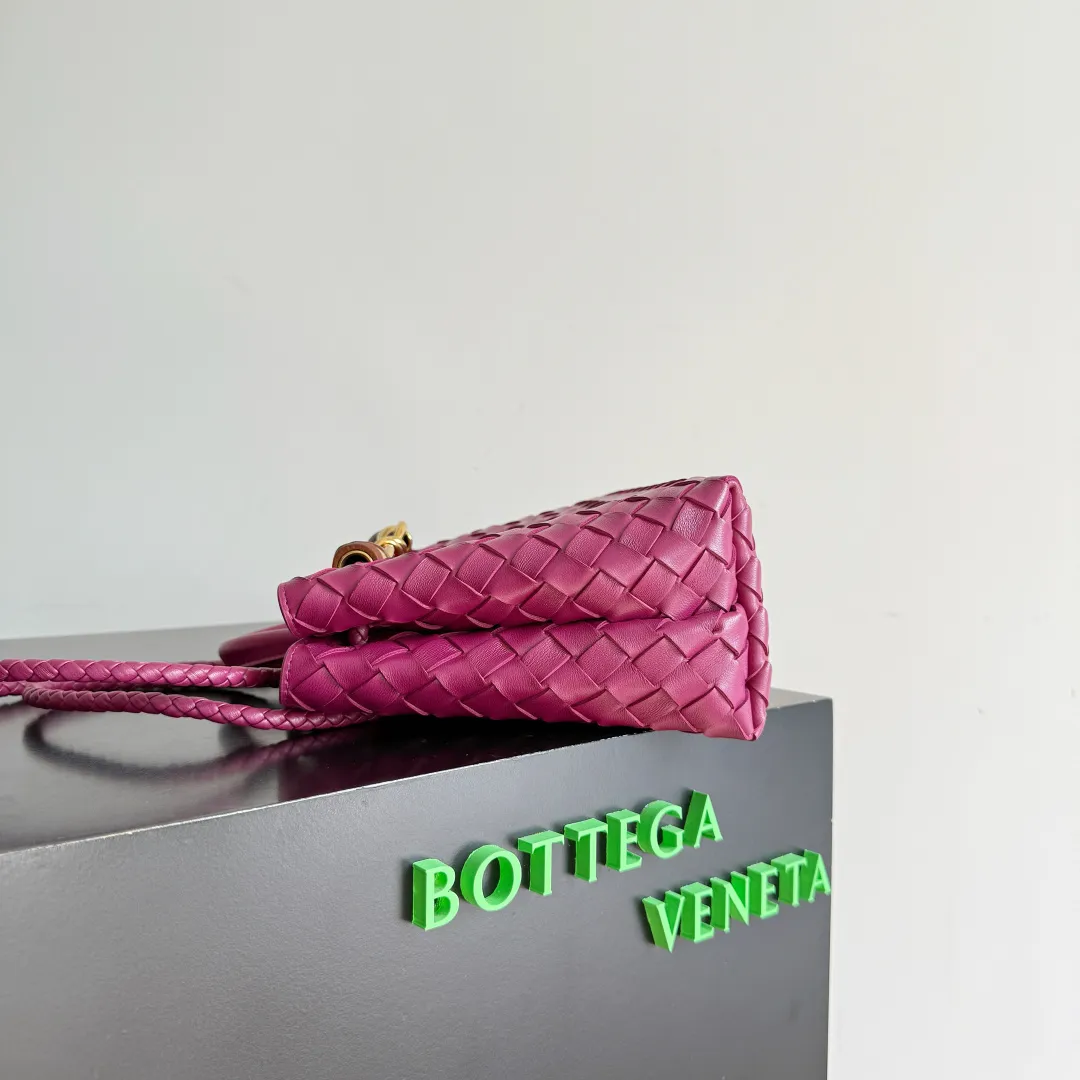 The new Andiamo batch of 3060 BV is shipped‼ ️The classic intercciato weaving process is used to create a soft bag, the metal knot is made of micro-cast aluminum using jewelry technology🪢, and the decorative beads are made of metal and hand-polished oak, allowing you to jump repeatedly between elegance and fun💃, making it unpredictable. Classic and versatile, it shows off your temperament, and the bag has a large capacity, making it very convenient for daily commuting! It has a variety of carrying methods, the shoulder straps can be adjusted by yourself, the original lambskin feels soft and delicate, and the unisex style breaks gender boundaries and brings a more practical and long-lasting use experience. The Andiamo, which has both elegant and casual styles, perfectly interprets the "fashionable old money style". Style No.: 743568+Wood Hardware Color: Berry Red Size: 25*22*10.5cm